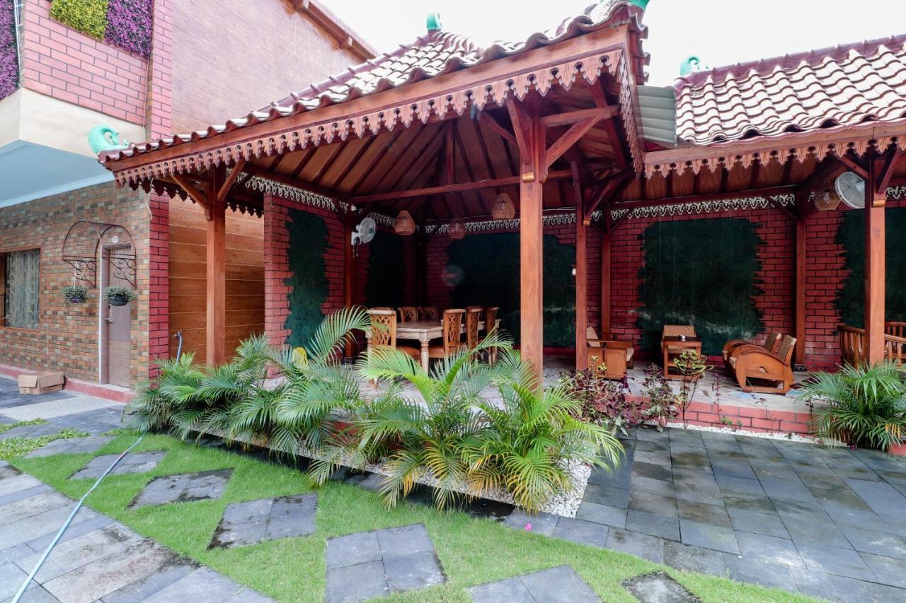 Sartini Inn Jogja Джокьякарта Экстерьер фото